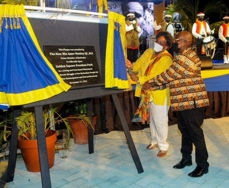 Barbados abandona la monarquía británica para convertirse en república