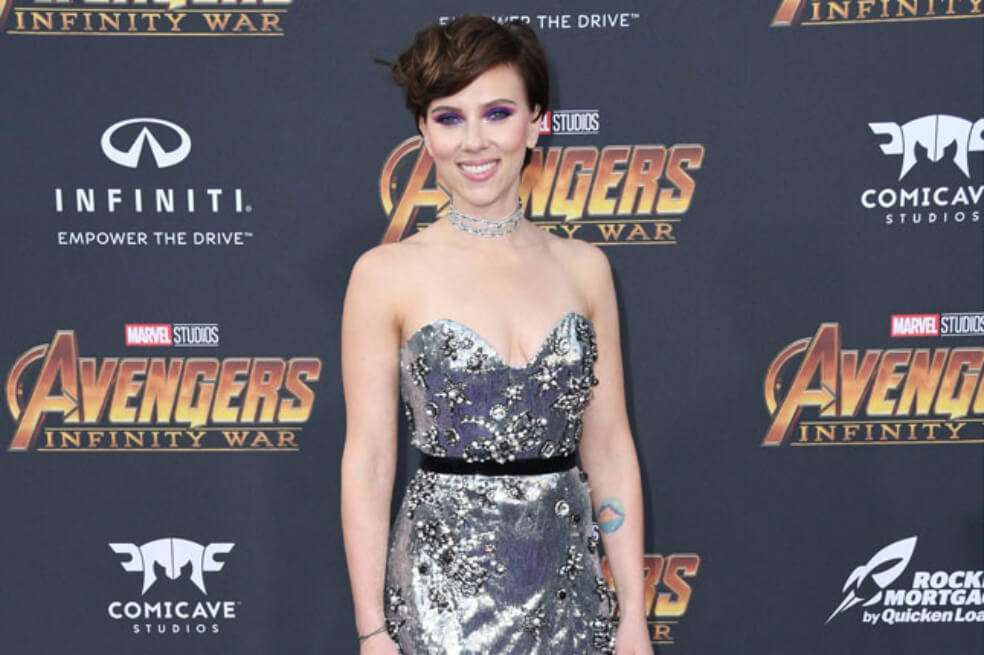 Por culpa de un ajustado vestido, Scarlett Johansson la pasó muy mal durante su paso por una alfombra roja.  / Cortesía