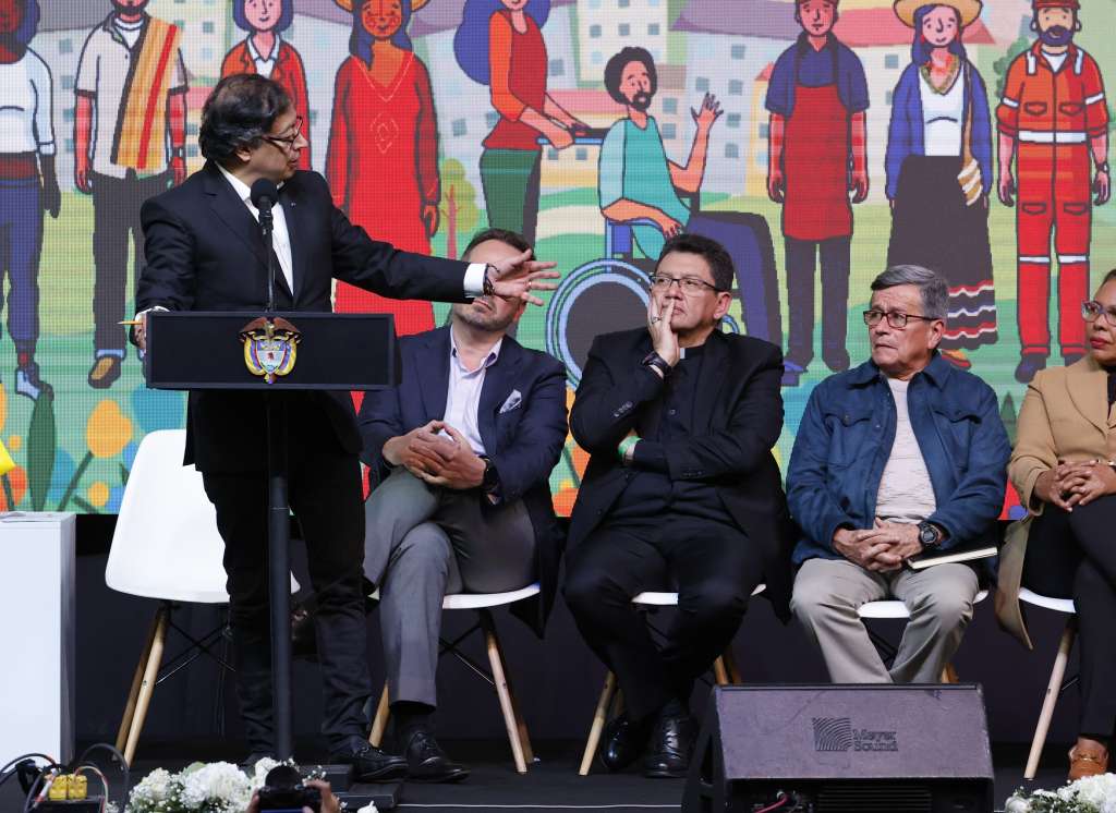 AME8627. BOGOTÁ (COLOMBIA), 21/11/2023.- Fotografía de archivo fechada el 3 de agosto de 2023 que muestra al presidente de Colombia, Gustavo Petro (i) mientras habla, durante la instalación del Comité Nacional de la Participación - instancia transitoria de la Mesa de Diálogos de Paz, en Bogotá (Colombia). Después de cuatro años de hielo, el Gobierno y el Ejército de Liberación Nacional (ELN) retomaron hace justo un año las negociaciones, que han dado grandes pasos como la firma del cese al fuego bilateral más largo, pero que vive actualmente su peor momento por el secuestro del padre del futbolista Luis Díaz. EFE/ Mauricio Dueñas Castañeda /ARCHIVO