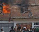 Video: hombre arriesgó su vida para salvar a diez gatos de un incendio en Medellín