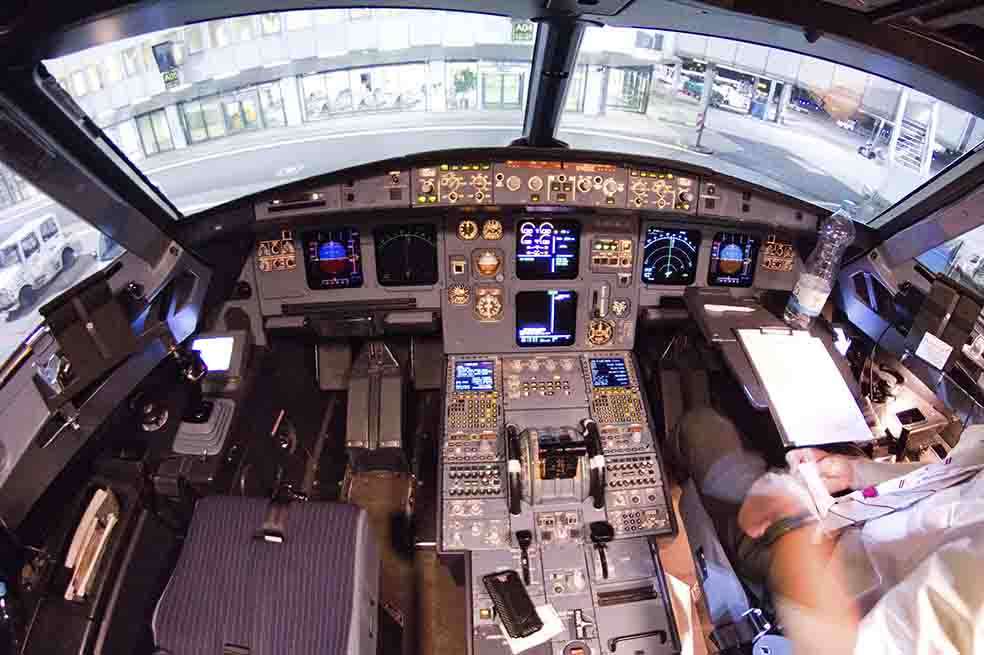 Esta es la cabina del Airbus A320 siniestrado en los Alpes franceses. La fotografía fue tomada el 22 de marzo en el aeropuerto Düsseldorf, de Alemania. /EFE