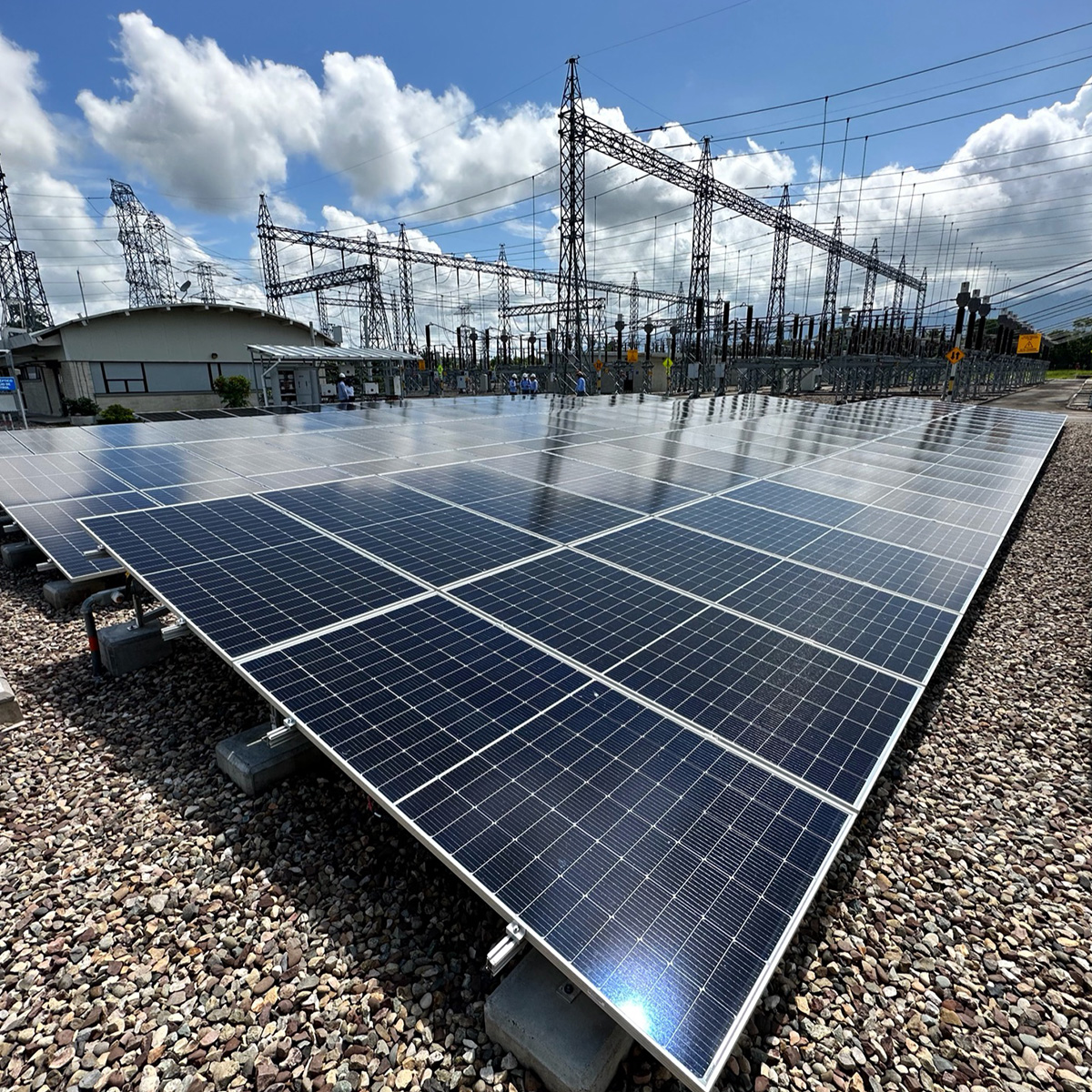 Paneles solares en subestación de Isa, Colombia.