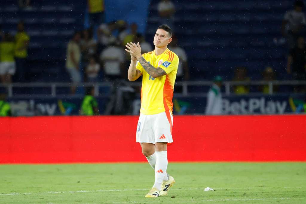 AME6361. BARRANQUILLA (COLOMBIA), 04/09/2025.- James Rodríguez de Colombia celebra la victoria este jueves, al finalizar un partido por las eliminatorias a la Copa Mundial 2026 entre Colombia y Bolivia en el estadio Metropolitano en Barranquilla (Colombia). EFE/ Mauricio Dueñas Castañeda