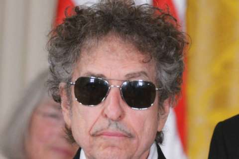 Bob Dylan sigue los pasos de Sinatra y prepara un nuevo álbum, según medios
