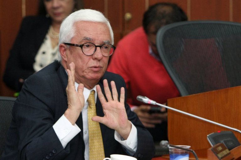 ‘‘No le des más papaya a Robledo que está haciendo un show, levanta la sesión’’