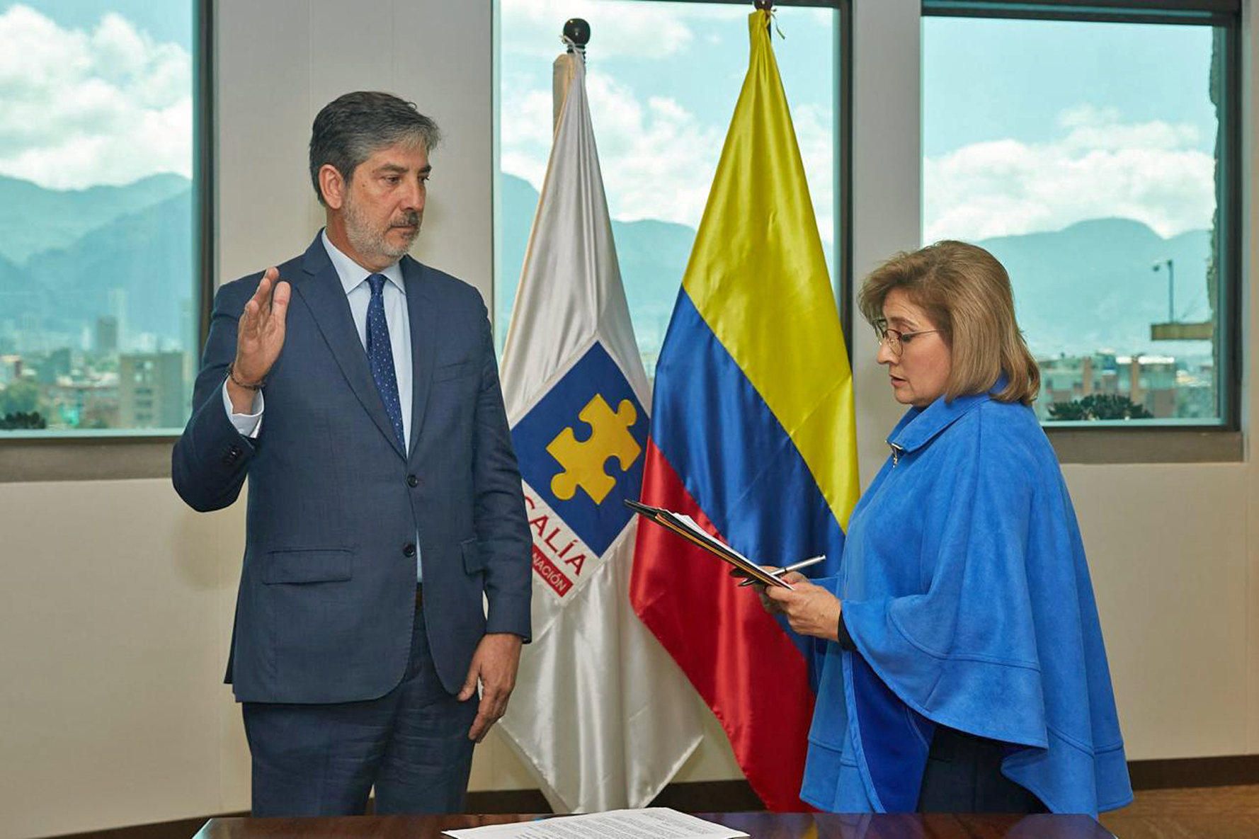 AME8958. BOGOTÁ (COLOMBIA), 13/02/2024.- Fotografía cedida por la Oficina de prensa de la Fiscalía General de Colombia que muestra a la fiscal encargada, Martha Mancera (d), junto al vicefiscal encargado, Hernando Torro Parra, hoy, en Bogotá (Colombia). A falta de una elección oficial para ocupar el cargo de fiscal general por parte de la Corte Suprema de Colombia, la Fiscalía quedó desde ayer en manos de la vicefiscal Martha Janeth Mancera tras la salida de Francisco Barbosa, quien asumió el cargo en 2020 y ha estado enfrentado durante meses con el presidente, Gustavo Petro. El mandatario presentó en septiembre pasado a la Corte Suprema una terna compuesta por tres mujeres para reemplazar a Barbosa, pero en las cuatro votaciones efectuadas hasta hora ninguna de ellas ha obtenido los 16 votos requeridos de los 23 magistrados que componen ese tribunal. EFE/ Oficina de Prensa de la Fiscalía General Colombia SÓLO USO EDITORIAL/SÓLO DISPONIBLE PARA ILUSTRAR LA NOTICIA QUE ACOMPAÑA (CRÉDITO OBLIGATORIO)