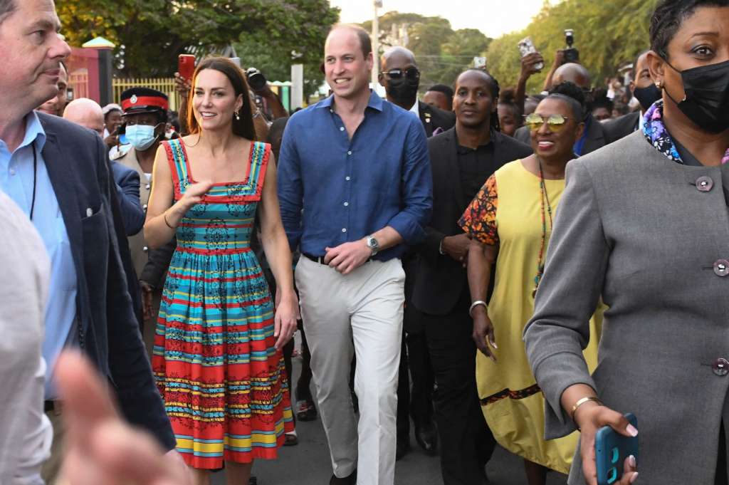 En esta imagen: los duques de Cambridge recorren la comunidad de Trench Town en Kingston, Jamaica.