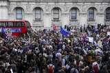 Miles de personas protestan contra el cierre del parlamento británico
