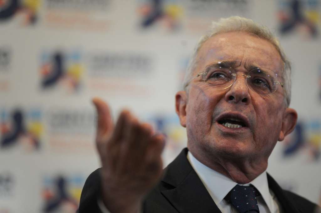 Durante una rueda de prensa en la sede del Centro Democrático luego de rendir versión libre en la Fiscalía en referencia a distintas masacres en Colombia.