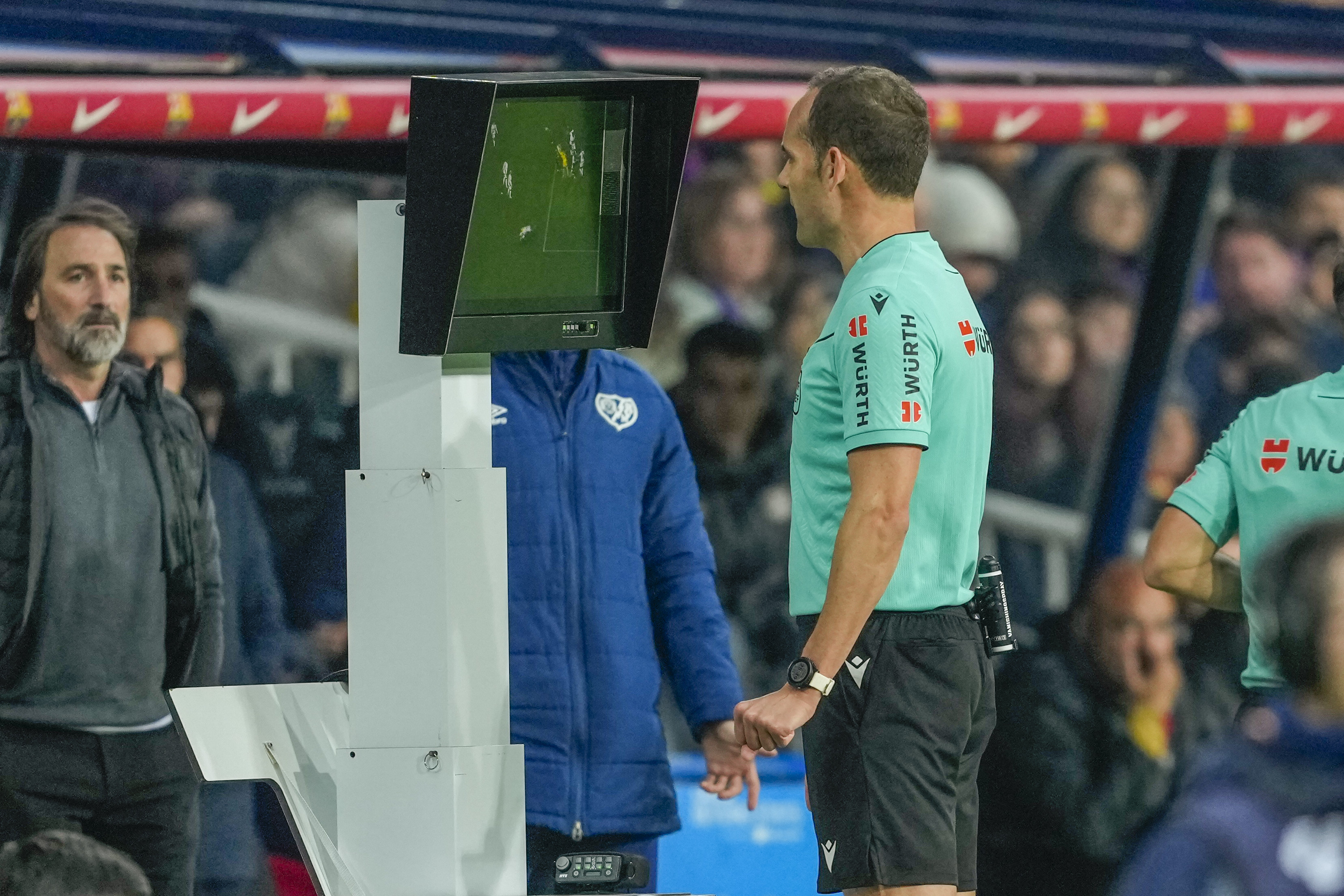 BARCELONA, 17/02/2025.- El árbitro del partido Mario Melero López revisa en el Var la jugada del penalti a favor del Barcelona, durante el partido de LaLiga de fútbol que FC Barcelona y Rayo Vallecano disputan este lunes en el estadio Lluis Companys. EFE/Alejandro García