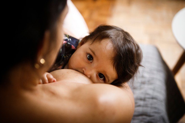 ¿Cómo saber si estoy produciendo demasiada leche? Así puedes manejarlo