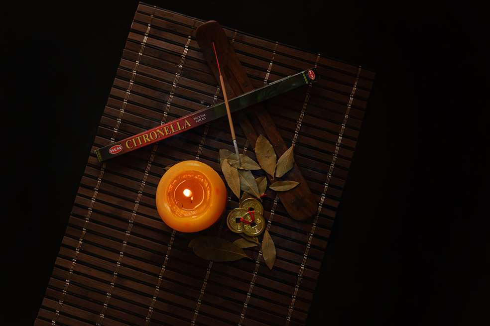 Una vela amarilla, hojas de laurel, incienso de citronela y 3 monedas chinas es todo lo que necesita Acuario... aprende cómo usarlos en Vea.