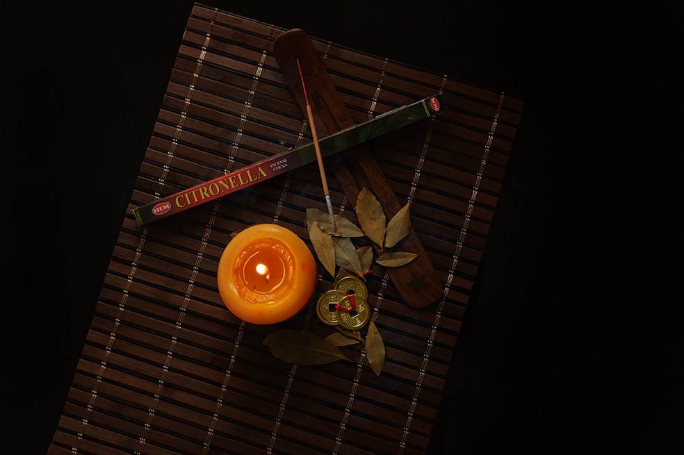 Una vela amarilla, hojas de laurel, incienso de citronela y 3 monedas chinas es todo lo que necesita Acuario... aprende cómo usarlos en Vea.