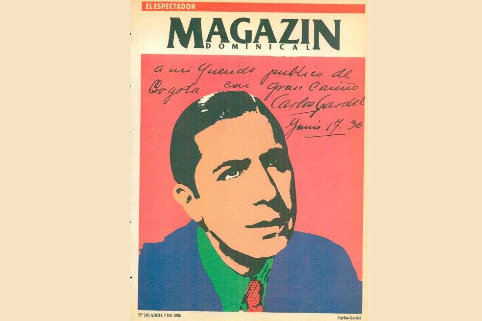 Portada de 1985 dedicada a Carlos Gardel, quien fue un influyente cantante, compositor y actor de cine nacionalizado argentino, considerado el máximo exponente del tango canción y una figura central en la música popular del siglo XX. Murió en un accidente aéreo en Medellín, Colombia, el 24 de junio de 1935. En 1985 la Fundación Konex lo homenajeó con el Premio Konex de Honor por su incalculable aporte a la historia de la música popular argentina.