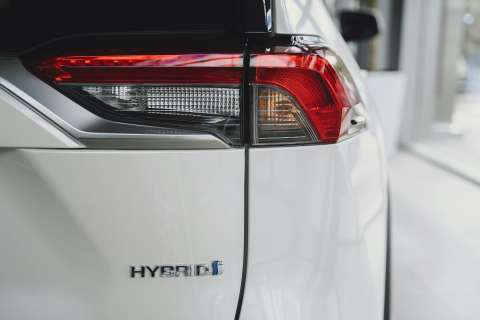 ¿Cuál es la diferencia entre un carro híbrido y un híbrido enchufable?