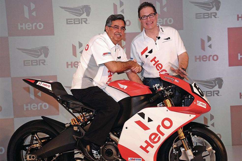 Pawan Munjan presidente del grupo Hero Motocorp en una de las motos que construirán en Colombia. La inversión estimada de la planta que abrirá en el país es de US$100 millones. / Motorcy Clist online