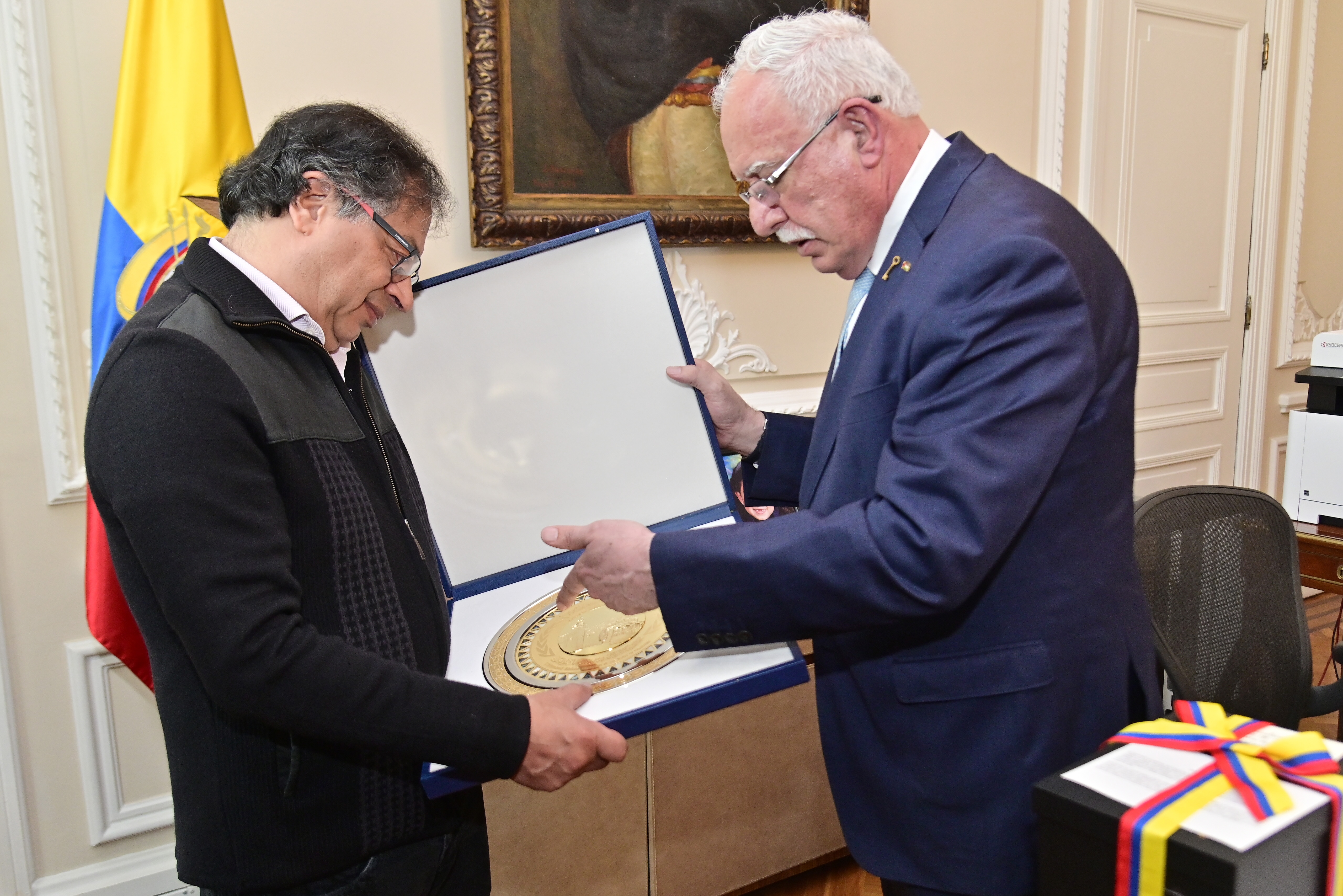 BOG400 BOGOTÁ (COLOMBIA), 13/09/2023.- Fotografía cedida hoy por la Presidencia de Colombia que muestra al mandatario colombiano Gustavo Petro (i), junto al Canciller Palestino Ryiad Malki (d) durante su encuentro de hoy en la Casa de Nariño en Bogotá (Colombia). EFE/ Presidencia de Colombia /SOLO USO EDITORIAL SOLO DISPONIBLE PARA ILUSTRAR LA NOTICIA QUE ACOMPAÑA (CRÉDITO OBLIGATORIO)