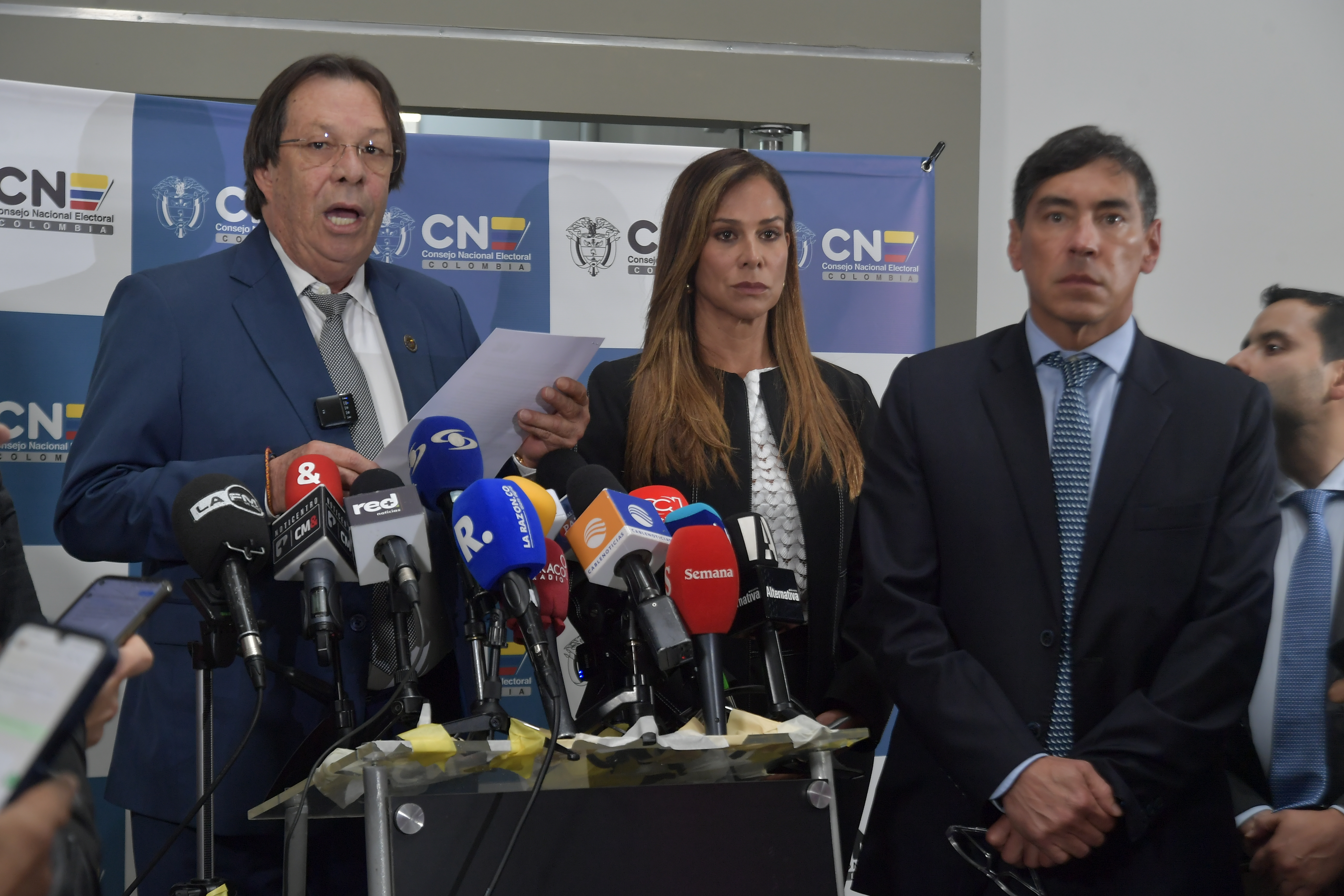 Los magistrados del Consejo Nacional Electoral, César Lorduy, Maritza Martínez y Álvaro Hernán Prada, en rueda de prensa comunicando la decisión de investigar la campaña presidencial de Gustavo Petro.
