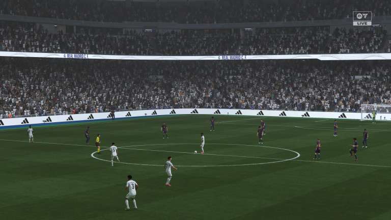 Estadio Santiago Bernabéu, justo antes de empezar un clásico español entre Real Madrid y FC Barcelona.