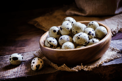 ¿Cómo cocinar huevos de codorniz? Esta fácil receta te encantará