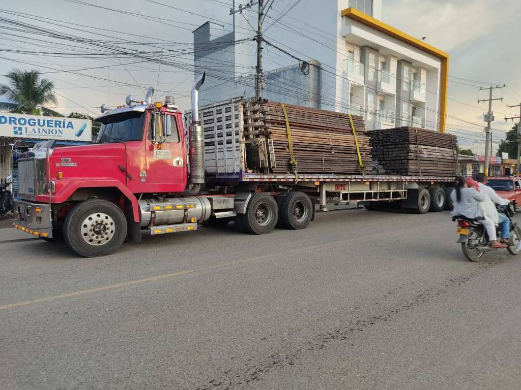 Camión con madera deforestada por el Clan del Golfo en Montería./ Archivo particular.