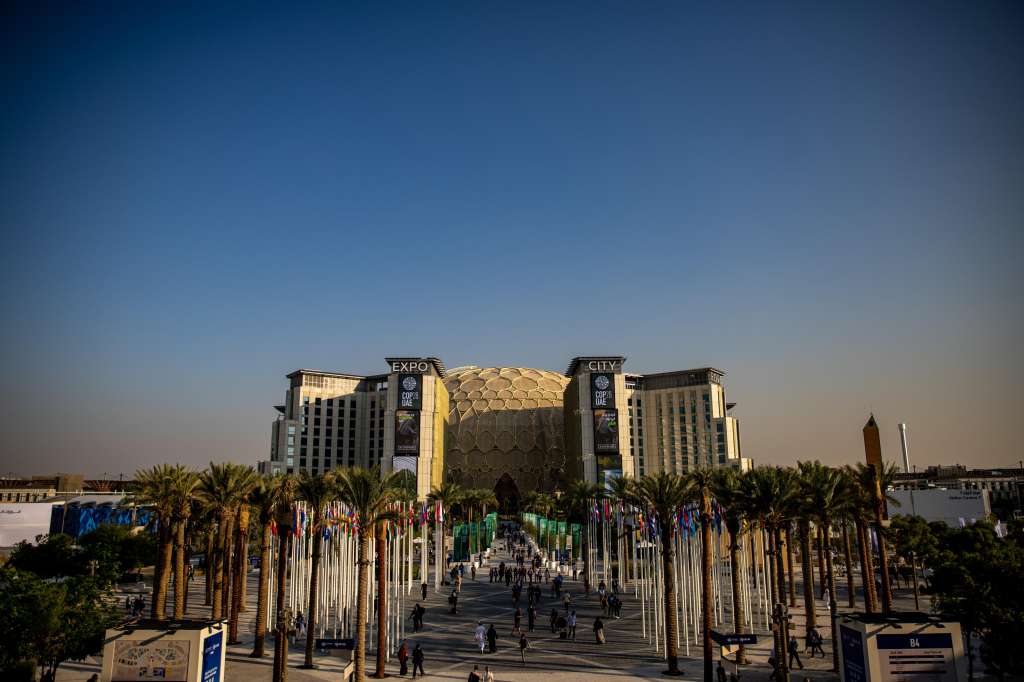 Dubai (United Arab Emirates), 06/12/2023.- Participants walk at Expo City Dubai, the venue of the 2023 United Nations Climate Change Conference (COP28), in Dubai, United Arab Emirates, 06 December 2023. The 2023 United Nations Climate Change Conference (COP28), runs from 30 November to 12 December, and is expected to host one of the largest number of participants in the annual global climate conference as over 70,000 estimated attendees, including the member states of the UN Framework Convention on Climate Change (UNFCCC), business leaders, young people, climate scientists, Indigenous Peoples and other relevant stakeholders will attend. (Emiratos Árabes Unidos) EFE/EPA/MARTIN DIVISEK