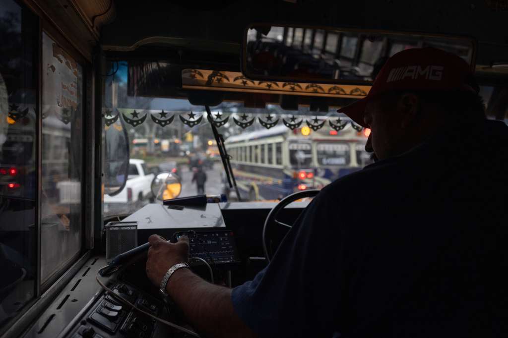 ACOMPAÑA CRÓNICA: GUATEMALA CENTROAMÉRICA EXTORSIONES. AME2696. CIUDAD DE GUATEMALA (GUATEMALA), 26/09/2024.- Un chofer conduce un autobús extraurbano este miércoles, en Ciudad de Guatemala (Guatemala). La profesión de conducir un taxi o un autobús en Guatemala y Honduras se ha convertido en un oficio de alto riesgo, viéndose los conductores muchas veces asediados entre el pago de las extorsiones o la muerte, con más de 5.000 choferes asesinados entre 2010 y 2024 en estos países. EFE/ Stringer