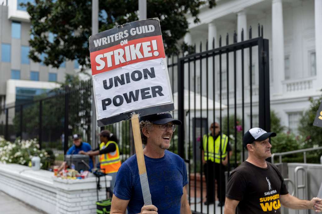 Los Angeles (United States), 21/09/2023.- WGA (Writers Guild of America) member demonstrates holding a sign reading 'Union Power' in front of Netflix Headquarter together with SAG-AFTRA (Screen Actors Guild - American Federation of Television and Radio Artists) members in Los Angeles, California, USA, 21 September 2023. The Writers Guild of America enters a second consecutive day of negotiation with the AMPTP (Alliance of Motion Picture and Television Producers). Both the WGA and SAG-AFTRA are on strike fighting for better compensation, contracts, and protection against AI. EFE/EPA/ETIENNE LAURENT