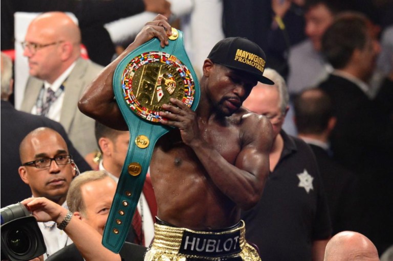Con lo que ganará Mayweather ante McGregor, podría comprar toda la selección de México