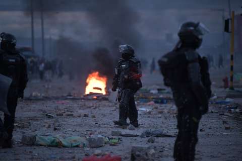 Suspenden a policía investigado por, presuntamente, herir a un menor en protestas