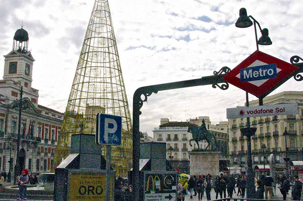 La estación de metro que queda en la afamada plaza del Sol, en pleno centro de Madrid,  cambió su nombre por cuenta de la crisis: ahora se llama la estación Vodafone Sol.  / Nicolás Eliades