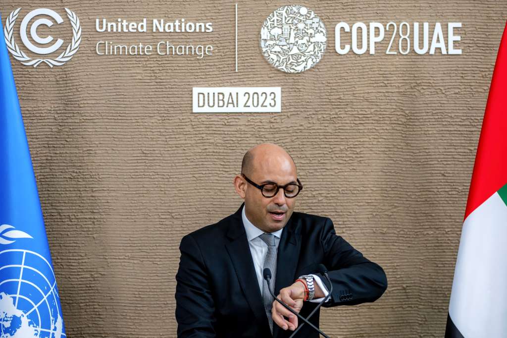 Dubai (United Arab Emirates), 13/12/2023.- United Nations Climate Chief Simon Stiell speaks to journalists following the 2023 United Nations Climate Change Conference (COP28), in Dubai, United Arab Emirates, 13 December 2023. The COP28 talks for a climate agreement ended on 13 December with a landmark deal to 'transit away' from fossil fuels. (Emiratos Árabes Unidos) EFE/EPA/MARTIN DIVISEK