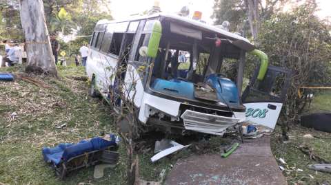 Accidente en cementerio de Cali: bus perdió el control y dejó varios heridos