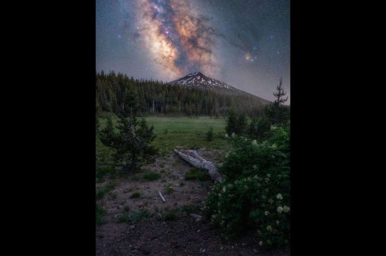 “Observando las estrellas bajo los cielos de Oregón Central”, en Mount Bachelor, Oregón – Estados Unidos.