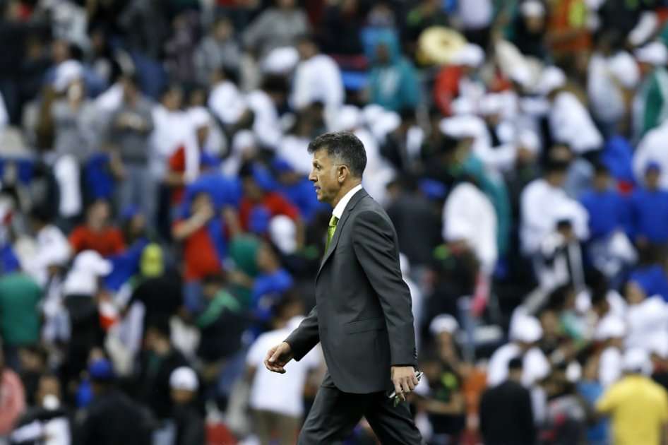 Juan Carlos Osorio se retira del campo tras el partido que México ganó 3-0 a El Salvador. / EFE