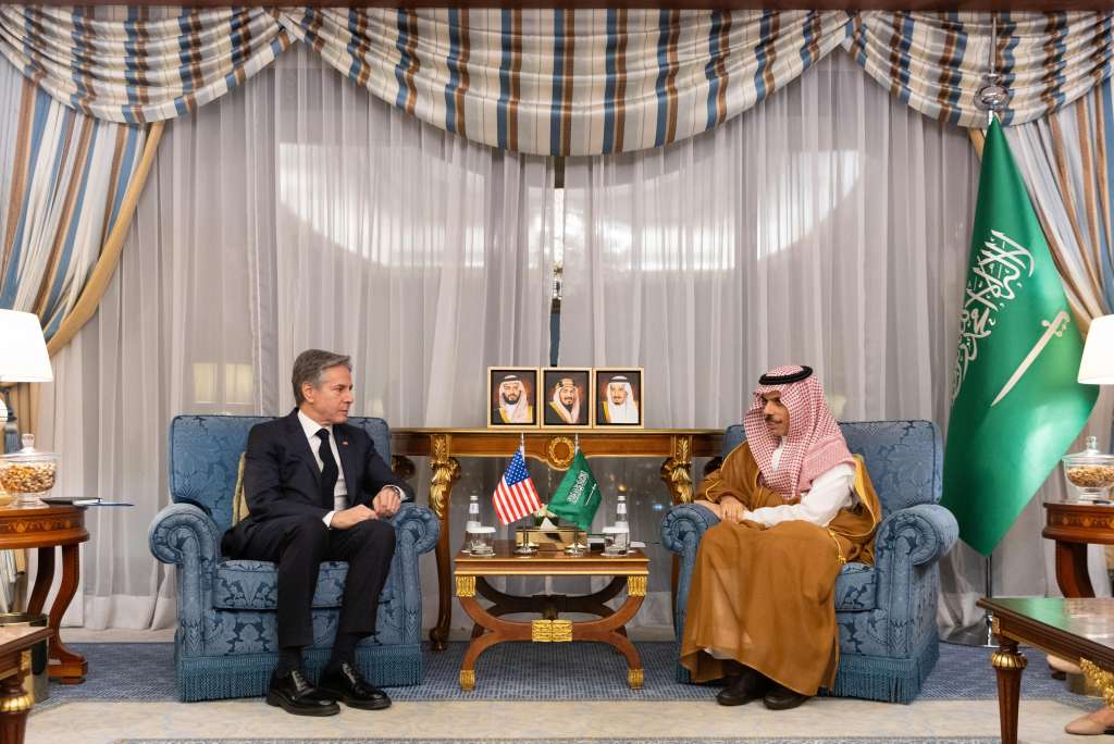 Jeddah (Saudi Arabia), 20/03/2024.- A handout photo made available by the Saudi Foreign Ministry Press Office shows Saudi Minister of Foreign Affairs, Prince Faisal bin Farhan bin Abdullah (R) meets with the US Secretary of State Antony Blinken in Jeddah, Saudi Arabia, 20 March 2024. The two officials discussed developments in the Gaza Strip and the city of Rafah, the importance of an immediate ceasefire, and all efforts to ensure the entry of urgent humanitarian aid, according to Saudi foreign ministry statement. Blinken is on a regional tour expected to visit Egypt on 21 March to meet with foreign ministers from Egypt, Saudi Arabia, Qatar and Jordan, UAE international cooperation minister and the secretary-general of the Palestinian Liberation Organisation, according to the Egyptian foreign ministry. (Egipto, Jordania, Arabia Saudita, Catar) EFE/EPA/SAUDI FOREIGN MINISTRY / HANDOUT HANDOUT EDITORIAL USE ONLY/NO SALES HANDOUT EDITORIAL USE ONLY/NO SALES