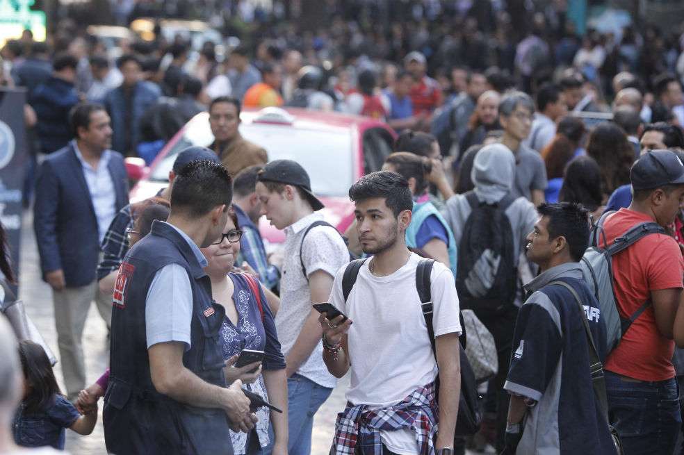 La gente entró en pánico con el sismo de 7,2 grados de este viernes y salió a las calles, tras activarse los protocolos de seguridad. / EFE