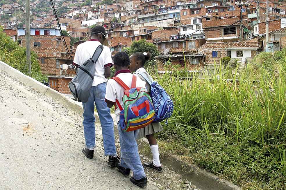 Estudiantes de la Comuna 8 (Medellín) corren el riesgo de ser atacados por delincuentes al atravesar las ‘fronteras invisibles’ que los violentos imponen . / El Colombiano