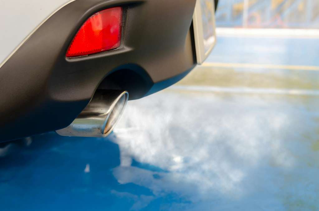Humo blanco en el carro: cusas, riesgos y qué hacer si sucede