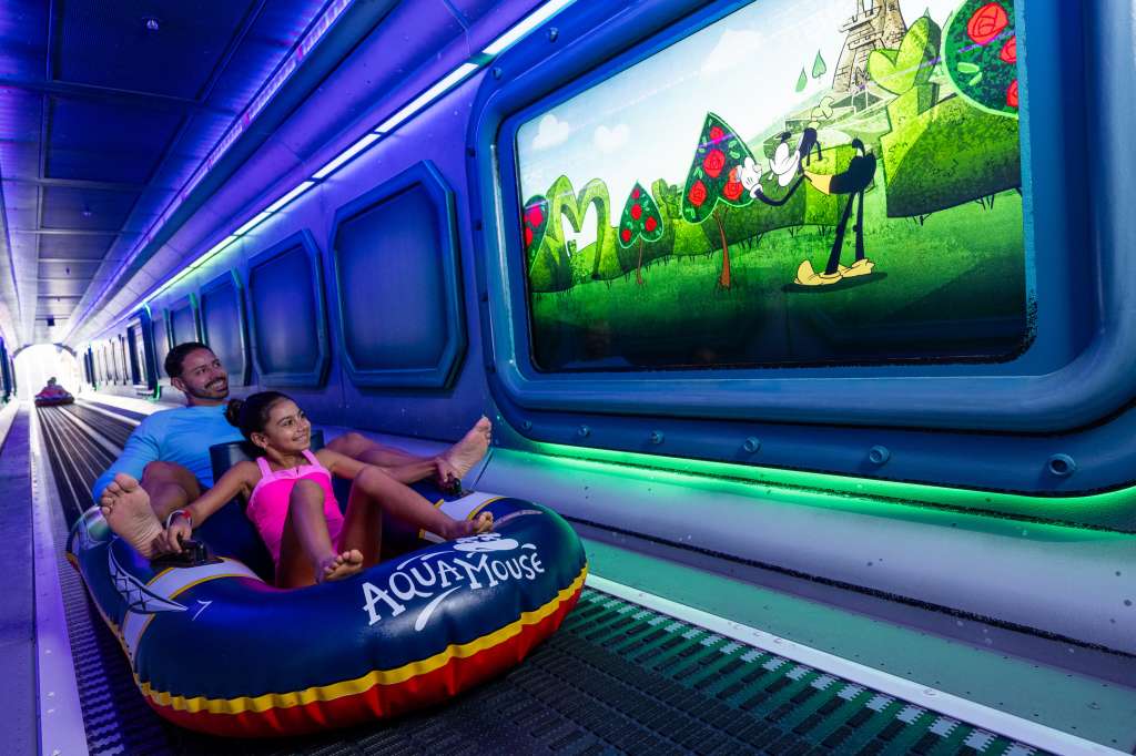 El Disney Destiny presenta una nueva y original historia en AquaMouse, la atracción estrella de Disney Cruise Line en alta mar. En "Canta una canción tonta", Mickey Mouse y Minnie Mouse guían a los pasajeros en una caminata aparentemente siniestra hasta la cima de la Montaña de los Villanos.