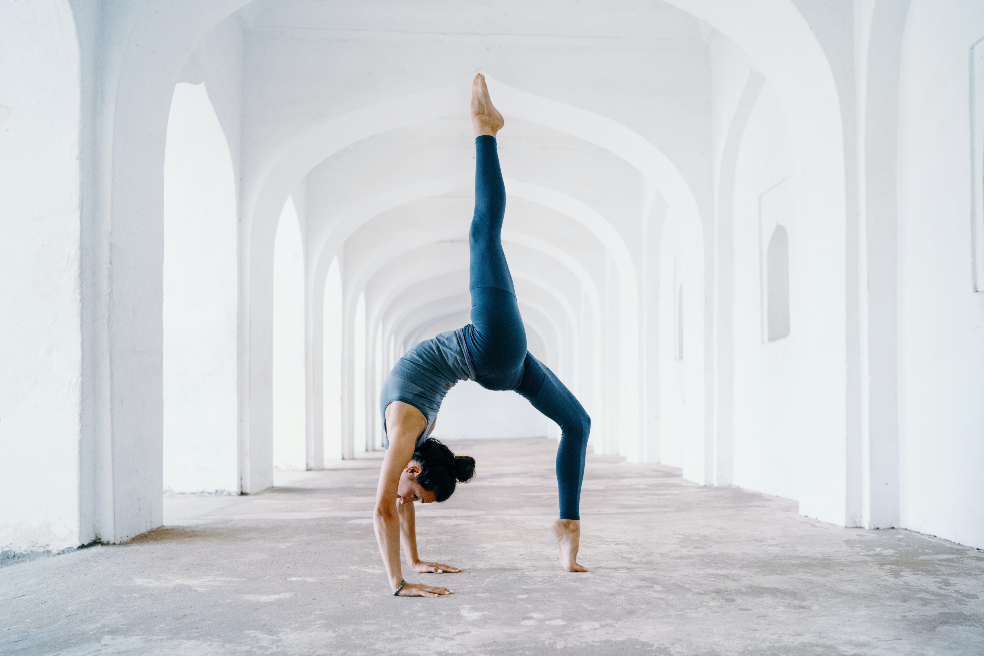 El yoga es una práctica física, mental y espiritual originaria de la India que aporta muchos beneficios.