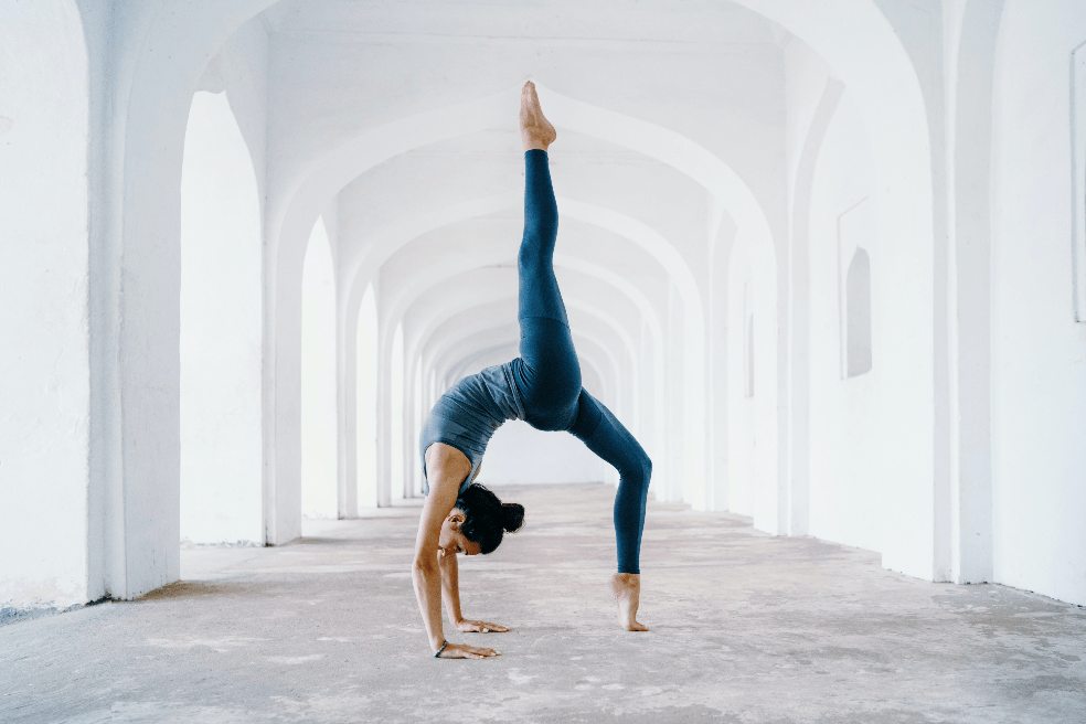 El yoga es una práctica física, mental y espiritual originaria de la India que aporta muchos beneficios.
