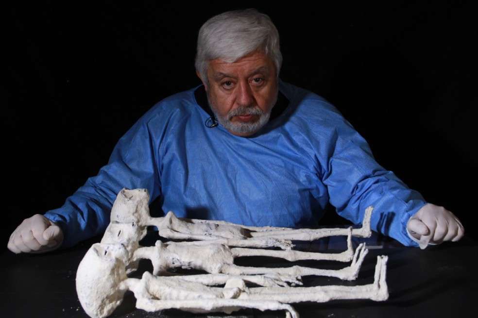 El periodista mexicano Jaime Maussan con una de las nueve momias encontradas en 2017.