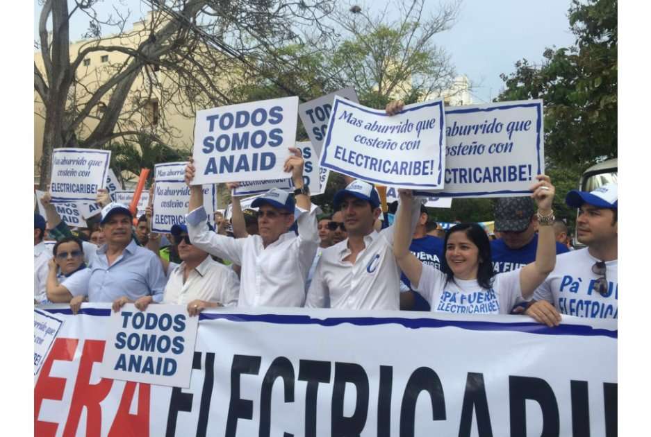 Entre los miles de ciudadanos que salieron a las calles para protestar por el mal servicio de Electricaribe, en esta foto quedaron registrados los senadores costeños del Partido Conservador, Efraín Cepeda (en el centro con letrero en mano) y David Barguil (también en el centro y con pancarta).