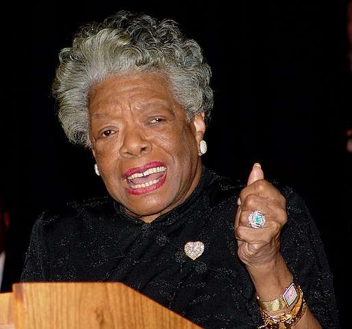 Maya Angelou (foto) como activista por los derechos civiles colaboró con Mather Luther King, Jr. y Malcolm X. Escribió siete autobiografías en donde describió, entre otras cosas, la segregación racial presente durante su infancia y adolescencia.
