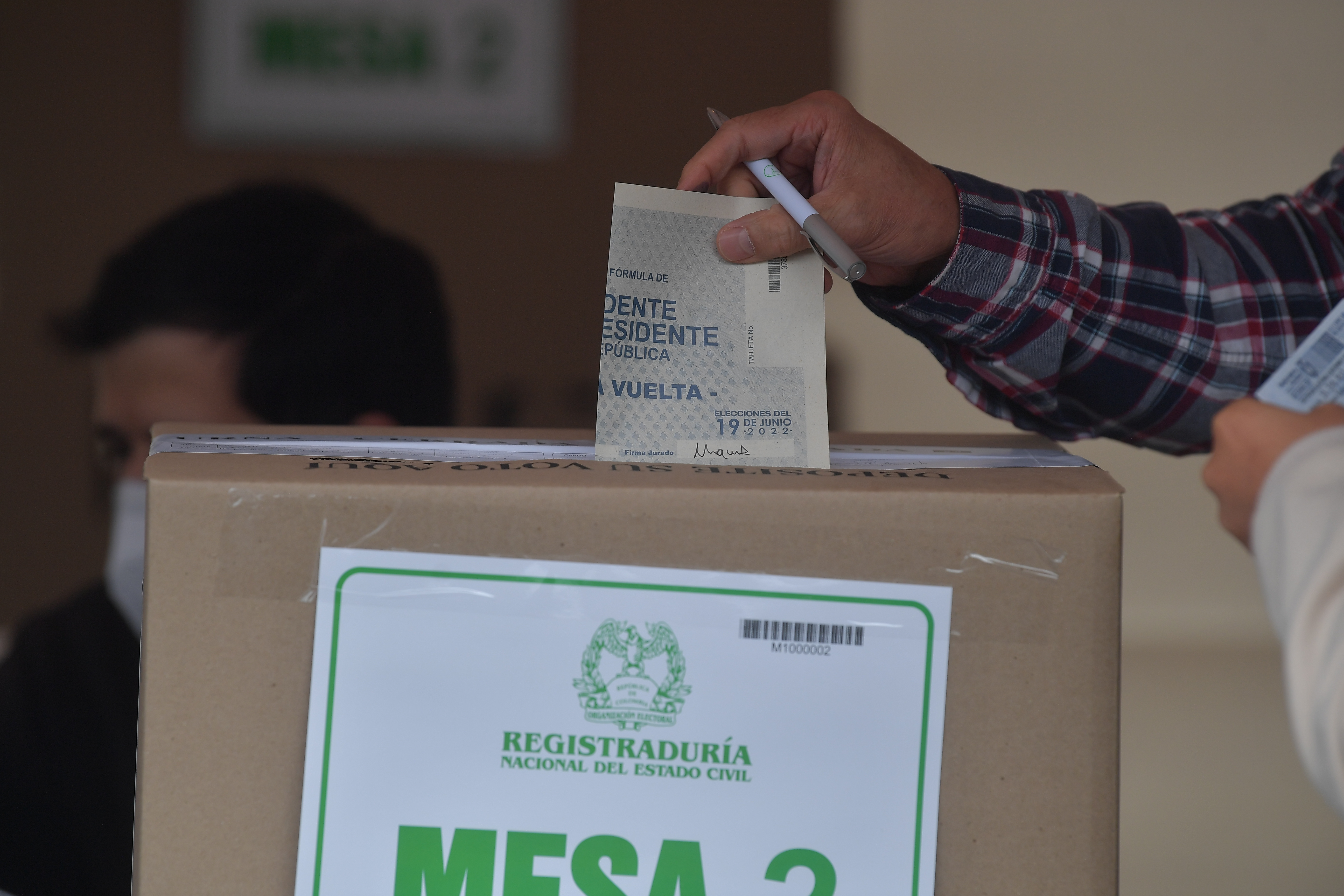 Diferentes aspectos de la segunda jornada electoral: Ciudadanos votando, tarjetón electoral, Urnas de votación.