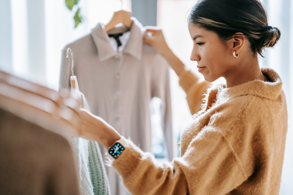 ¿Te encuentras cada mañana sin saber qué outfit elegir? El método 333 es la clave que necesitas para simplificar tu vida, ahorrarte tiempo y lucir tu ropa sin tanto esfuerzo, pero, siempre con estilo.
