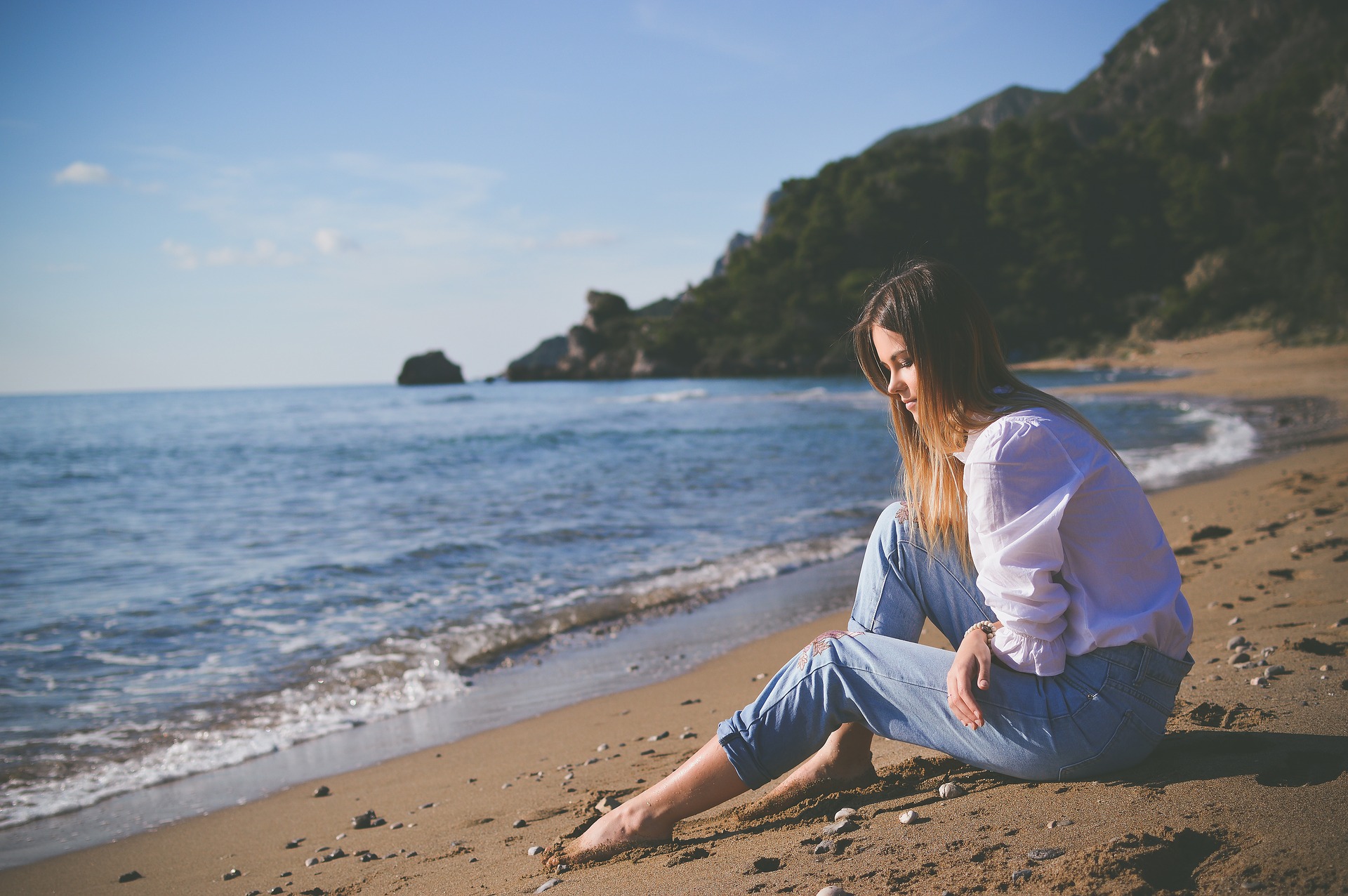 El ejercicio de la meditación estabiliza las emociones. Permite sentir más plenitud, calma y felicidad.