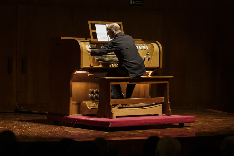 Hansjörg Albrecht durante su presentación en la Sala de Conciertos de la Biblioteca Luis Ángel Arango del Banco de la República. / Gabriel Rojas © Banco de la República