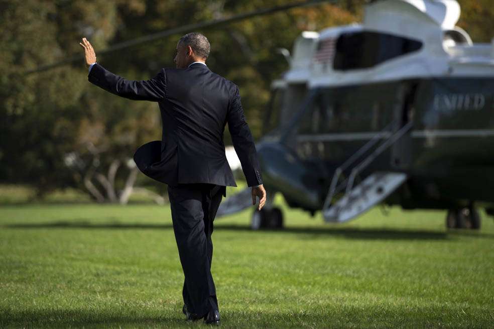 El presidente Barack Obama saluda a su salida de la Casa Blanca, antes de montarse en el helicóptero oficial.  /  EFE